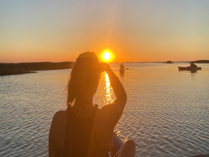 Coup de pagaie - Embarquez pour une aventure de deux heures à la découverte du delta de la Leyre, joyaux du patrimoine du sud bassin !
En kayak de mer, profitez d’une escapade exceptionnelle au cœur de la source du bassin d’Arcachon.
Entre sport et détente, cette balade vous invite à explorer notre beau territoire comme vous ne l’avez jamais vu.
Votre moniteur diplômé vous guidera en toute sécurité, en partageant anecdotes et secrets du milieu naturel. Un moment convivial et dépaysant, idéal pour profiter pleinement du bassin autrement !