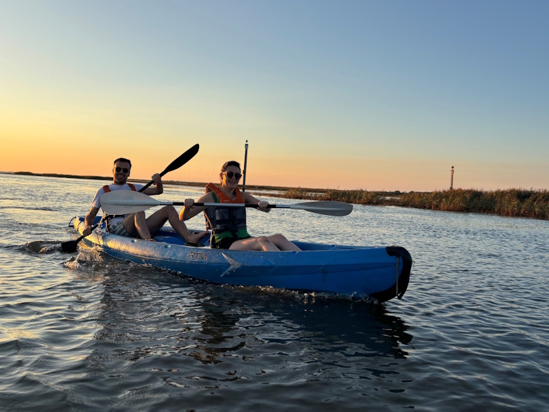 Coup de pagaie - Embarquez pour une aventure de deux heures à la découverte du delta de la Leyre, joyaux du patrimoine du sud bassin !
En kayak de mer, profitez d’une escapade exceptionnelle au cœur de la source du bassin d’Arcachon.
Entre sport et détente, cette balade vous invite à explorer notre beau territoire comme vous ne l’avez jamais vu.
Votre moniteur diplômé vous guidera en toute sécurité, en partageant anecdotes et secrets du milieu naturel. Un moment convivial et dépaysant, idéal pour profiter pleinement du bassin autrement !
