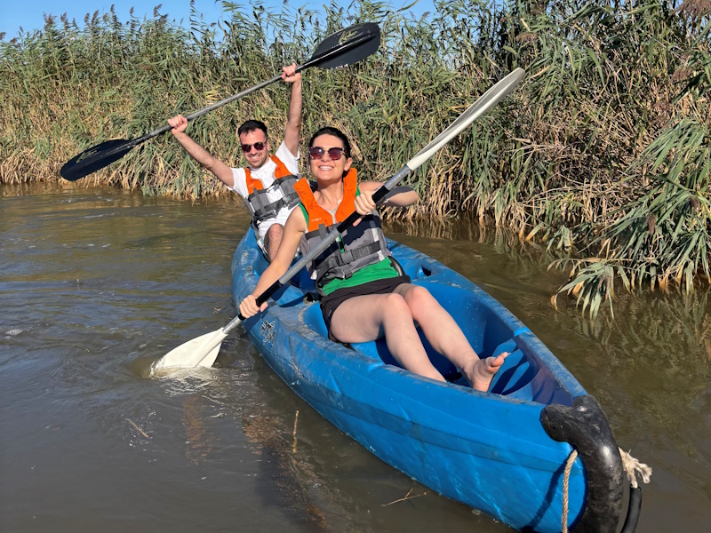 Coup de pagaie - Embarquez pour une aventure de deux heures à la découverte du delta de la Leyre, joyaux du patrimoine du sud bassin !
En kayak de mer, profitez d’une escapade exceptionnelle au cœur de la source du bassin d’Arcachon.
Entre sport et détente, cette balade vous invite à explorer notre beau territoire comme vous ne l’avez jamais vu.
Votre moniteur diplômé vous guidera en toute sécurité, en partageant anecdotes et secrets du milieu naturel. Un moment convivial et dépaysant, idéal pour profiter pleinement du bassin autrement !