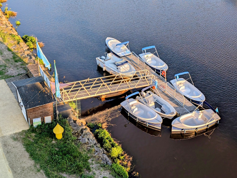 E-co plaisance BA - Le Delta de la Leyre est un monde de transition où faune et flore se répartissent entre les eaux douces de la Leyre et les influences salées du Bassin d'Arcachon. Ce parcours offre différents paysages entre roseaux et faux cotonniers.
Navigation propre et silencieuse, au fil de la Leyre et à proximité de la Réserve Ornithologique, la propulsion électrique permet une observation privilégiée de la flore et de la faune.
Location de bateaux électriques sans permis sur la Leyre (7 personnes par bateau maximum).
Location de paddle pour découvrir la Leyre autrement.
Location de voiliers (4 personnes minimum).