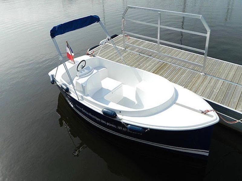 E-co plaisance BA - Le Delta de la Leyre est un monde de transition où faune et flore se répartissent entre les eaux douces de la Leyre et les influences salées du Bassin d'Arcachon. Ce parcours offre différents paysages entre roseaux et faux cotonniers.
Navigation propre et silencieuse, au fil de la Leyre et à proximité de la Réserve Ornithologique, la propulsion électrique permet une observation privilégiée de la flore et de la faune.
Location de bateaux électriques sans permis sur la Leyre (7 personnes par bateau maximum).
Location de paddle pour découvrir la Leyre autrement.
Location de voiliers (4 personnes minimum).