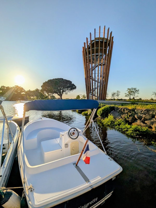 E-co plaisance BA - Le Delta de la Leyre est un monde de transition où faune et flore se répartissent entre les eaux douces de la Leyre et les influences salées du Bassin d'Arcachon. Ce parcours offre différents paysages entre roseaux et faux cotonniers.
Navigation propre et silencieuse, au fil de la Leyre et à proximité de la Réserve Ornithologique, la propulsion électrique permet une observation privilégiée de la flore et de la faune.
Location de bateaux électriques sans permis sur la Leyre (7 personnes par bateau maximum).
Location de paddle pour découvrir la Leyre autrement.
Location de voiliers (4 personnes minimum).