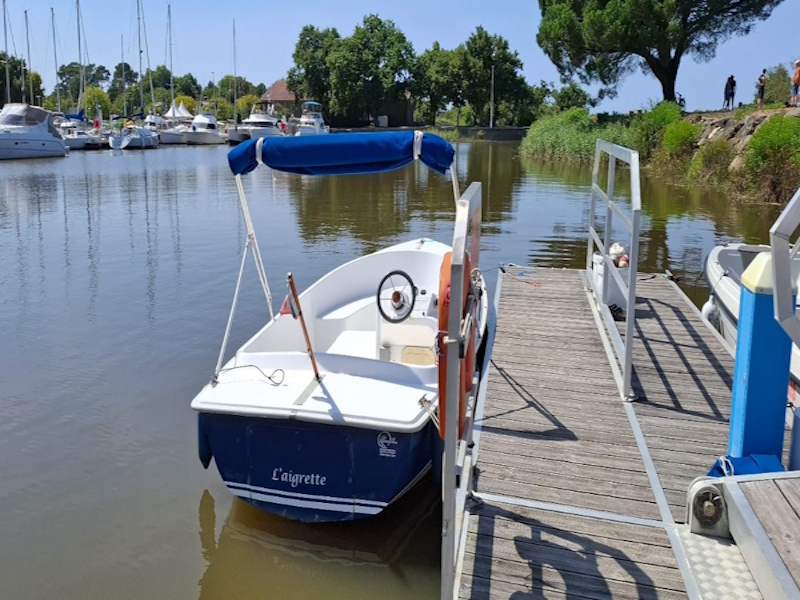 E-co plaisance BA - Le Delta de la Leyre est un monde de transition où faune et flore se répartissent entre les eaux douces de la Leyre et les influences salées du Bassin d'Arcachon. Ce parcours offre différents paysages entre roseaux et faux cotonniers.
Navigation propre et silencieuse, au fil de la Leyre et à proximité de la Réserve Ornithologique, la propulsion électrique permet une observation privilégiée de la flore et de la faune.
Location de bateaux électriques sans permis sur la Leyre (7 personnes par bateau maximum).
Location de paddle pour découvrir la Leyre autrement.
Location de voiliers (4 personnes minimum).