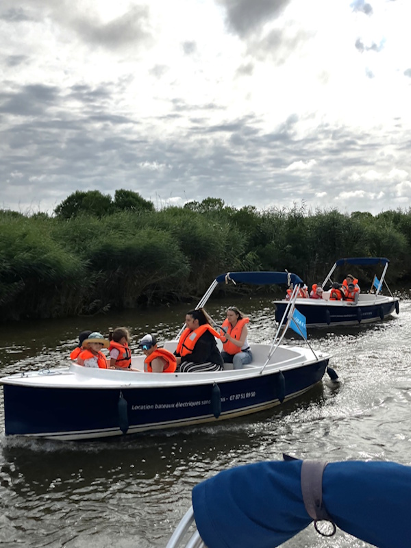E-co plaisance BA - Le Delta de la Leyre est un monde de transition où faune et flore se répartissent entre les eaux douces de la Leyre et les influences salées du Bassin d'Arcachon. Ce parcours offre différents paysages entre roseaux et faux cotonniers.
Navigation propre et silencieuse, au fil de la Leyre et à proximité de la Réserve Ornithologique, la propulsion électrique permet une observation privilégiée de la flore et de la faune.
Location de bateaux électriques sans permis sur la Leyre (7 personnes par bateau maximum).
Location de paddle pour découvrir la Leyre autrement.
Location de voiliers (4 personnes minimum).