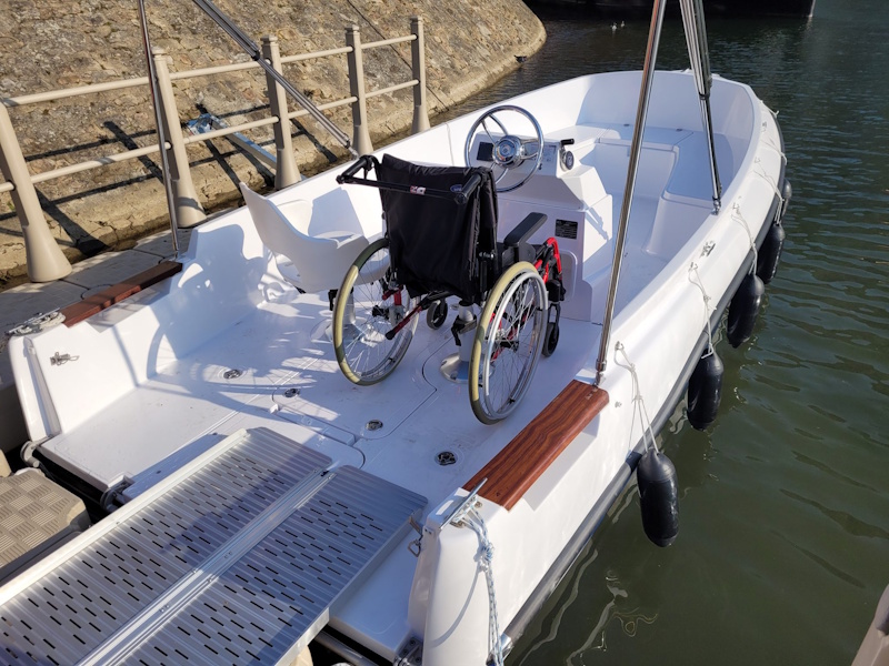 E-co plaisance BA - Le Delta de la Leyre est un monde de transition où faune et flore se répartissent entre les eaux douces de la Leyre et les influences salées du Bassin d'Arcachon. Ce parcours offre différents paysages entre roseaux et faux cotonniers.
Navigation propre et silencieuse, au fil de la Leyre et à proximité de la Réserve Ornithologique, la propulsion électrique permet une observation privilégiée de la flore et de la faune.
Location de bateaux électriques sans permis sur la Leyre (7 personnes par bateau maximum).
Location de paddle pour découvrir la Leyre autrement.
Location de voiliers (4 personnes minimum).