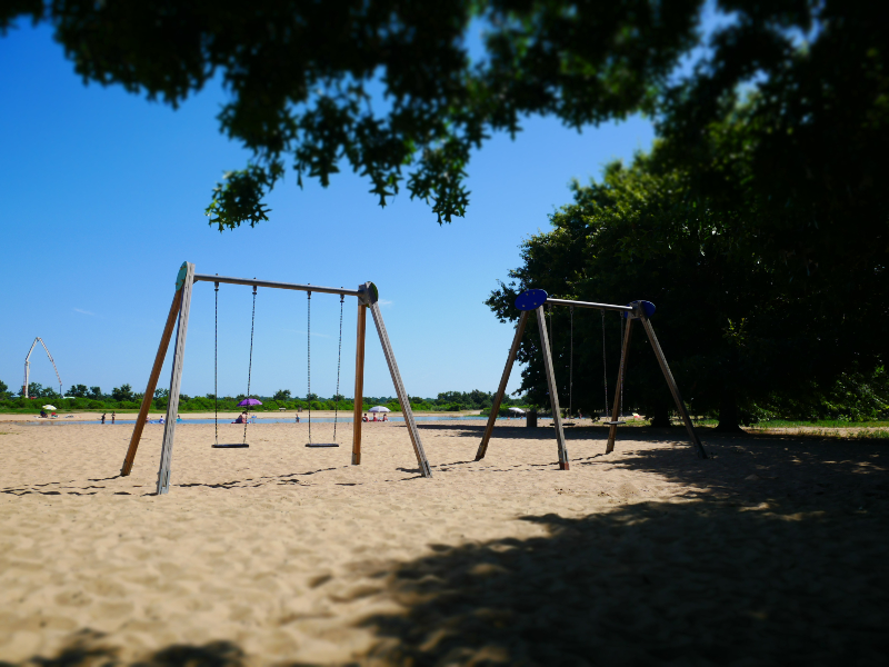 Baignade aménagée au Teich - Sur la zone du port de plaisance et de la Réserve Ornithologique du Teich, en bordure de L’Eyre se trouve la baignade aménagée, surveillée en saison estivale uniquement, lieu idéal pour les familles. A proximité se trouve des espaces pour pique-niquer et des jeux pour les petits. L’accès des personnes handicapées est facilité grâce aux places de parking réservées, d'un chemin d’accès en caillebotis jusqu’au poste de MNS, d'un acheminement jusqu’à l’eau grâce à des « tapis de sol » plastiques, escamotables et antidérapants ; mais aussi des toilettes et table de pique-nique avec emplacement handicapé.