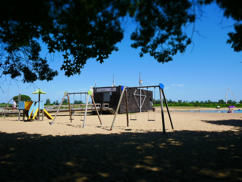 Baignade aménagée au Teich - Sur la zone du port de plaisance et de la Réserve Ornithologique du Teich, en bordure de L’Eyre se trouve la baignade aménagée, surveillée en saison estivale uniquement, lieu idéal pour les familles. A proximité se trouve des espaces pour pique-niquer et des jeux pour les petits. L’accès des personnes handicapées est facilité grâce aux places de parking réservées, d'un chemin d’accès en caillebotis jusqu’au poste de MNS, d'un acheminement jusqu’à l’eau grâce à des « tapis de sol » plastiques, escamotables et antidérapants ; mais aussi des toilettes et table de pique-nique avec emplacement handicapé.