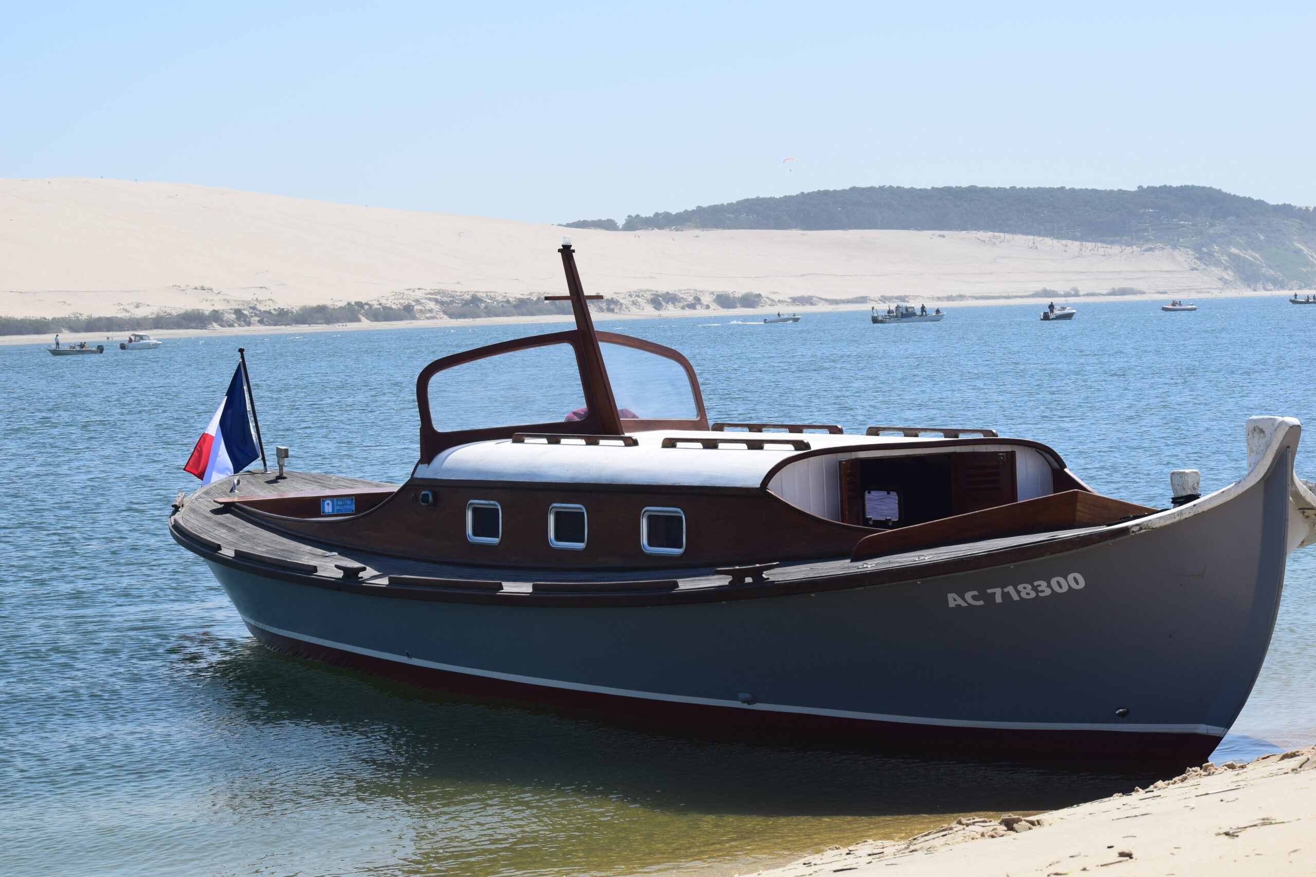 Au Gré des Marées – Balades en Pinasse - Découvrez le Bassin d'Arcachon de façon originale à bord de son bateau emblématique : La Pinasse.
Au cœur d'un cadre classé Natura 2000, venez découvrir au rythme d'antan le Bassin authentique.
Pascal, enfant du pays et marin depuis 30 ans, vous fait partager sa passion à bord de sa Pinasse traditionnelle Dream.
Découvrez différentes balades : tour de l’Ile aux Oiseaux et des cabanes tchanquées, découverte de la Presqu'île du Cap Ferret et la Dune du Pyla ou encore une journée sur la réserve Naturelle du Banc d'Arguin.