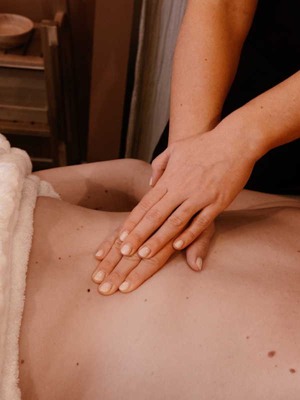 SPA du Bassin -  Le Spa du Bassin vous ouvre les portes d’un havre de paix entièrement privatisé, où chaque détail est pensé pour votre bien être.
Dans cet espace dédié à la détente, nos praticiennes — expertes du bien être — vous accueillent avec bienveillance et professionnalisme.
Profitez librement de nos installations, conçues pour vous offrir une parenthèse inoubliable : Jacuzzi/Hammam/Sauna/Salon détente avec tisanerie et fauteuil massant
Pour sublimer votre expérience, nous proposons une gamme de soins en option ou à la carte. Laissez-vous chouchouter par les mains expertes de nos praticiennes qui mettent leur savoir faire au service de votre bien être : massages bien être /drainages lymphatiques/soins esthétiques/techniques de relaxation
Le Spa du Bassin vous accueille tous les jours, sur réservation avec des horaires étendus de 10h à 22h. 