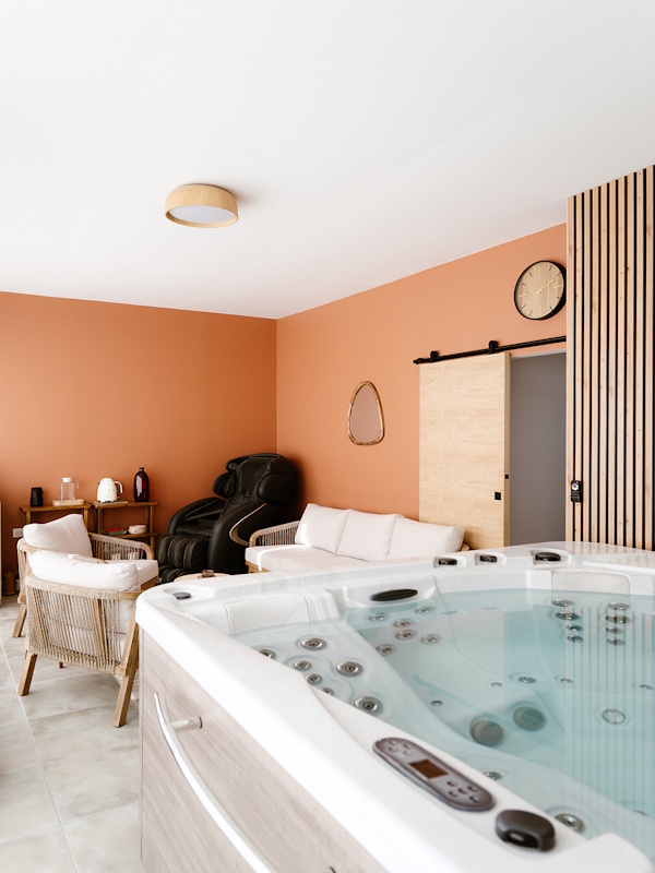 SPA du Bassin -  Le Spa du Bassin vous ouvre les portes d’un havre de paix entièrement privatisé, où chaque détail est pensé pour votre bien être.
Dans cet espace dédié à la détente, nos praticiennes — expertes du bien être — vous accueillent avec bienveillance et professionnalisme.
Profitez librement de nos installations, conçues pour vous offrir une parenthèse inoubliable : Jacuzzi/Hammam/Sauna/Salon détente avec tisanerie et fauteuil massant
Pour sublimer votre expérience, nous proposons une gamme de soins en option ou à la carte. Laissez-vous chouchouter par les mains expertes de nos praticiennes qui mettent leur savoir faire au service de votre bien être : massages bien être /drainages lymphatiques/soins esthétiques/techniques de relaxation
Le Spa du Bassin vous accueille tous les jours, sur réservation avec des horaires étendus de 10h à 22h. 