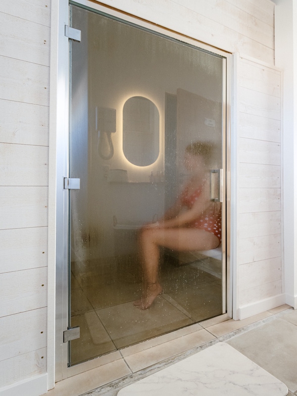 SPA du Bassin -  Le Spa du Bassin vous ouvre les portes d’un havre de paix entièrement privatisé, où chaque détail est pensé pour votre bien être.
Dans cet espace dédié à la détente, nos praticiennes — expertes du bien être — vous accueillent avec bienveillance et professionnalisme.
Profitez librement de nos installations, conçues pour vous offrir une parenthèse inoubliable : Jacuzzi/Hammam/Sauna/Salon détente avec tisanerie et fauteuil massant
Pour sublimer votre expérience, nous proposons une gamme de soins en option ou à la carte. Laissez-vous chouchouter par les mains expertes de nos praticiennes qui mettent leur savoir faire au service de votre bien être : massages bien être /drainages lymphatiques/soins esthétiques/techniques de relaxation
Le Spa du Bassin vous accueille tous les jours, sur réservation avec des horaires étendus de 10h à 22h. 
