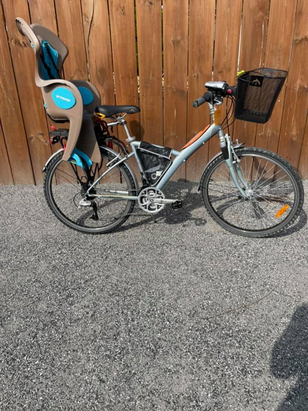 Les Bicyclettes du Bassin - Les vélos sont neufs ou récents, accompagnés de paniers ou porte-bagages, équipés de vitesses, suspensions, selles gel ergonomique, cadre aluminium.
Des modèles différents sont disponibles, dans toutes les tailles (enfant, adulte) : VTT, VTC, vélo de ville.
Tous les vélos sont loués avec antivol et bombe anti-crevaison. Les paniers sont à disposition.