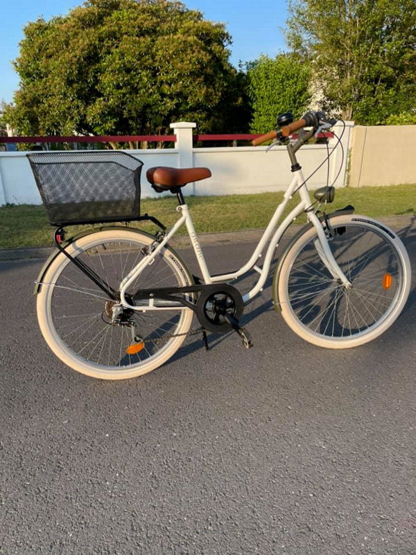 Les Bicyclettes du Bassin - Les vélos sont neufs ou récents, accompagnés de paniers ou porte-bagages, équipés de vitesses, suspensions, selles gel ergonomique, cadre aluminium.
Des modèles différents sont disponibles, dans toutes les tailles (enfant, adulte) : VTT, VTC, vélo de ville.
Tous les vélos sont loués avec antivol et bombe anti-crevaison. Les paniers sont à disposition.